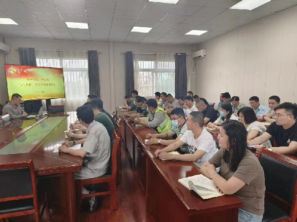 【理論宣講】鑫巖石料開(kāi)展“統(tǒng)一思想，為實(shí)現(xiàn)工業(yè)倍增、項(xiàng)目突破增磚添瓦”宣講活動(dòng)